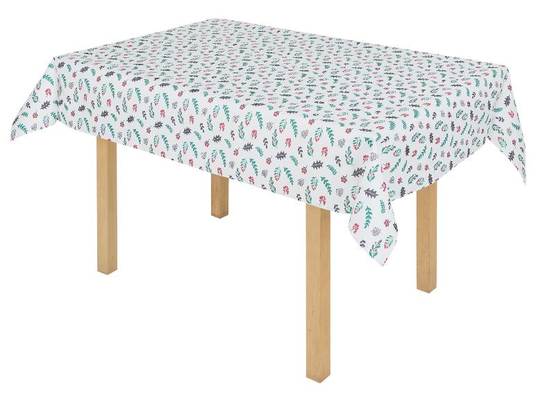 Tafelkleed met een patroon van bladeren en bessen op een witte achtergrond.