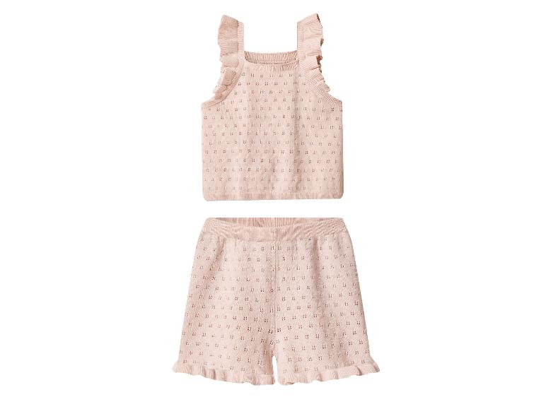 Roze gebreide baby set met ruches: topje en short met opengewerkt patroon.