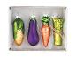 Vier glazen kerstversieringen in de vorm van groenten: maïs, aubergine, wortel en asperges.