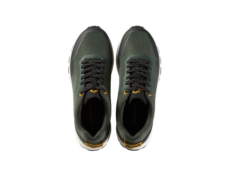 Paar donkergroene Crivit sneakers.