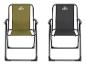 Twee opvouwbare campingstoelen, één olijfgroen en één zwart.