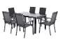 Tuinmeubelset met een zwarte tafel en zes stoelen met armleuningen.