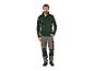 Man in groene trui en grijze werkbroek