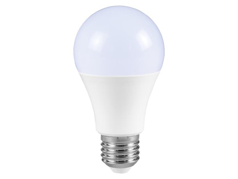 Witte LED-lamp met E27 fitting op een witte achtergrond