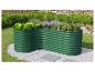 Groene golfplaten verhoogde moestuin met diverse planten in een achtertuin.