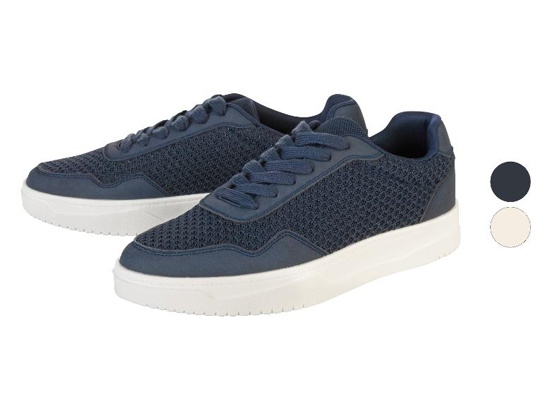 Een paar donkerblauwe sneakers.