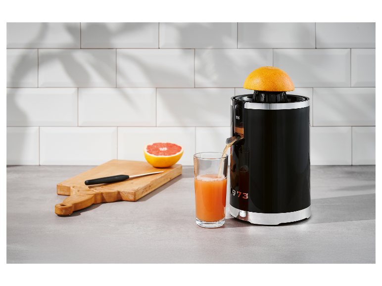 Retro citruspers 1973 perst grapefruitsap in een glas.