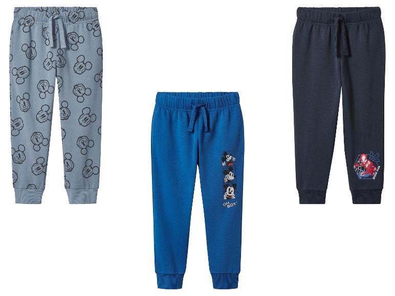 Drie paar kinderjoggingbroeken: lichtblauw met Mickey Mouse, blauw met Mickey Mouse en marineblauw met Spider-Man.
