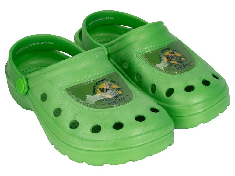 Paar groene klompen met een 'Craft Without Limits' avonturenclublogo.