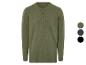 Een groene longsleeve met knopen