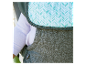 Grijze baby draagzak met turquoise chevron patroon.
