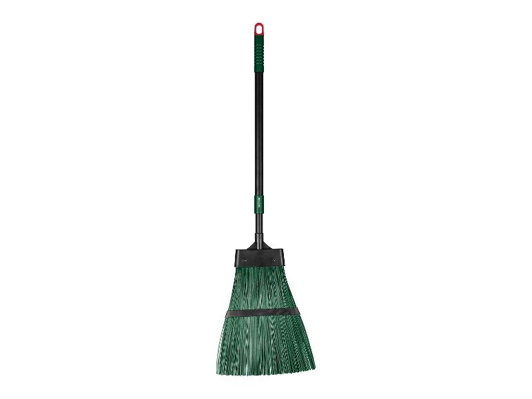 Groene buitenbezem met zwarte steel en rode ophanglus.