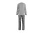 Heren grijze pyjama met lange mouwen en gestreepte broek op een witte achtergrond.