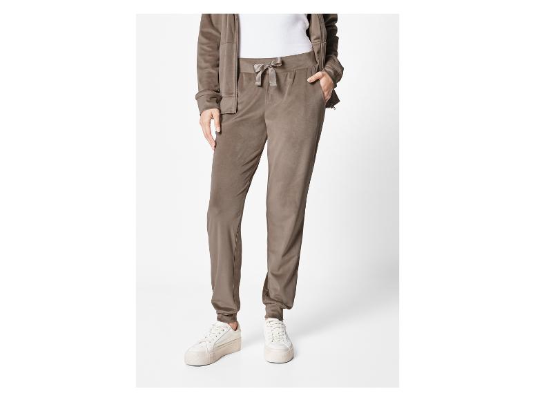 Donkergrijze joggingbroek met witte sneakers