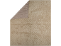 Beige, gewatteerde sprei met een reliëftextuur en kleine kraaltjes.