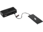 Zwarte powerbank laadt een smartphone op via een USB-C-kabel.