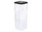 Hoge, doorzichtige plastic voedselcontainer met zwart deksel.