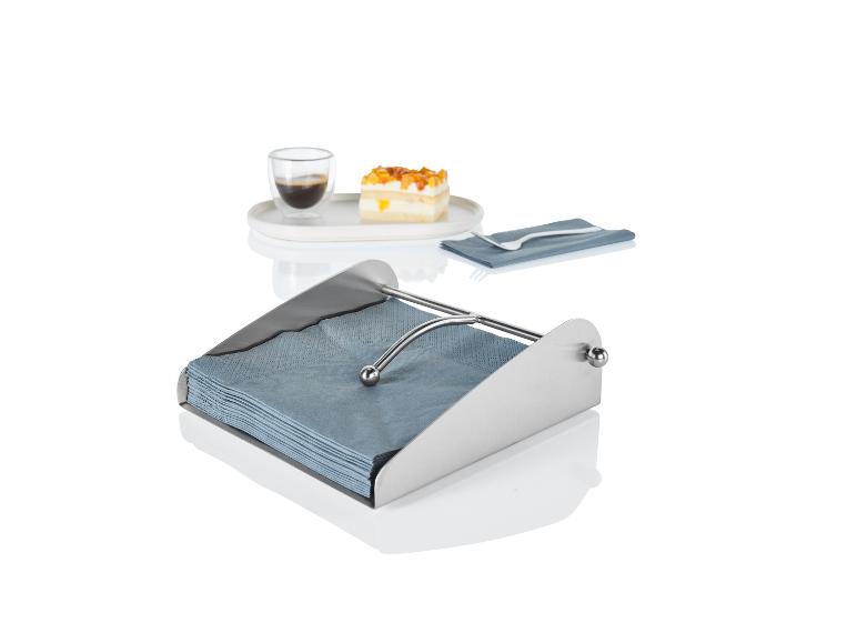 Een zilveren servettenhouder met blauwe servetten