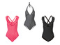 Drie badpakken: één gestreept, één roze en één zwart met ruches.