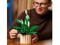 Een man zet een speelgoedkamerplant in een pot in elkaar.