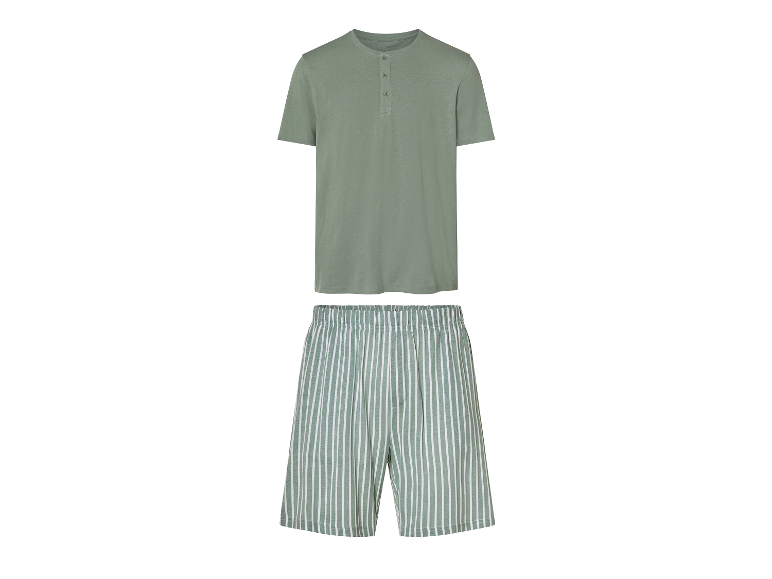 Olijfgroene heren pyjama: t-shirt met korte mouwen en gestreepte shorts.
