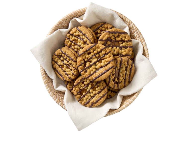 Ronde koekjes met chocoladestrepen in een gevlochten mandje met een servet.