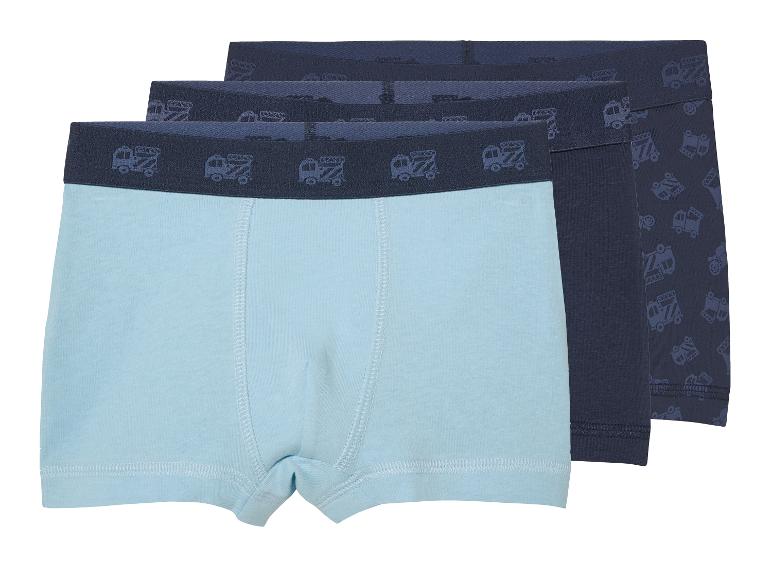 Drie kinderboxershorts in lichtblauw en donkerblauw.