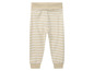 Beige broek met witte strepen.