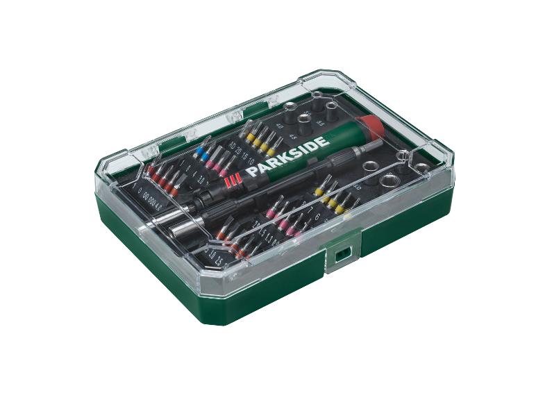 Schroevendraaierbitset met diverse bits en een schroevendraaierhandvat in een transparante en groene koffer.