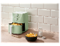Mintgroene airfryer met friet.