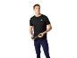 Man in zwart sport T-shirt en marineblauwe legging, met een waterfles.