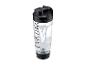 Transparante shaker met zwarte dop en basis, gevuld met water dat wervelt.