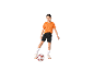 Een meisje in een oranje shirt en zwarte shorts speelt voetbal.