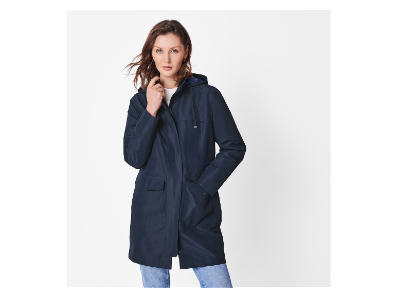 Vrouw in een donkerblauwe jas met capuchon.