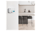 Koolmonoxidemelder met digitaal display in een moderne keuken.