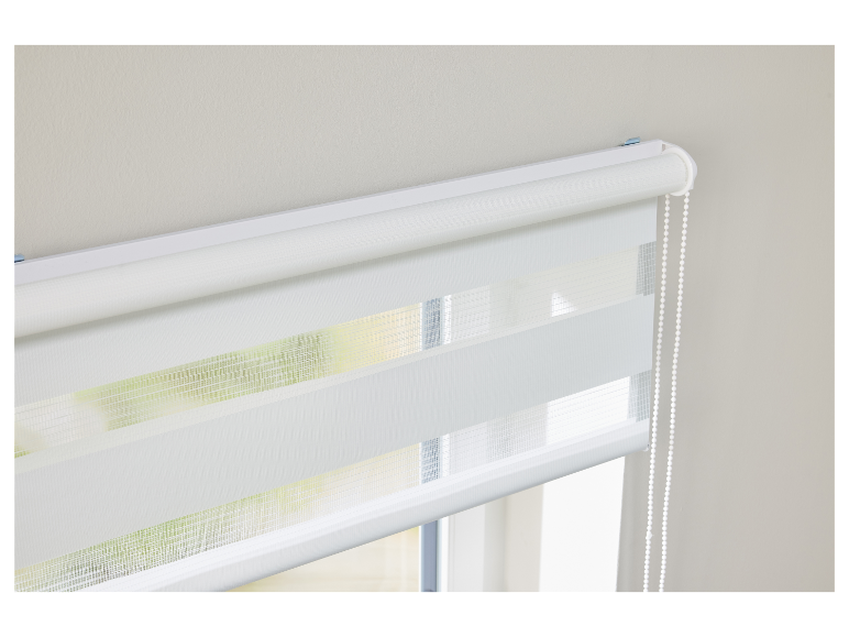 Witte rolluiken met mesh details.