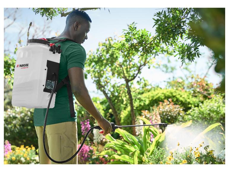 Man gebruikt een Parkside Performance rugspuit in een tuin