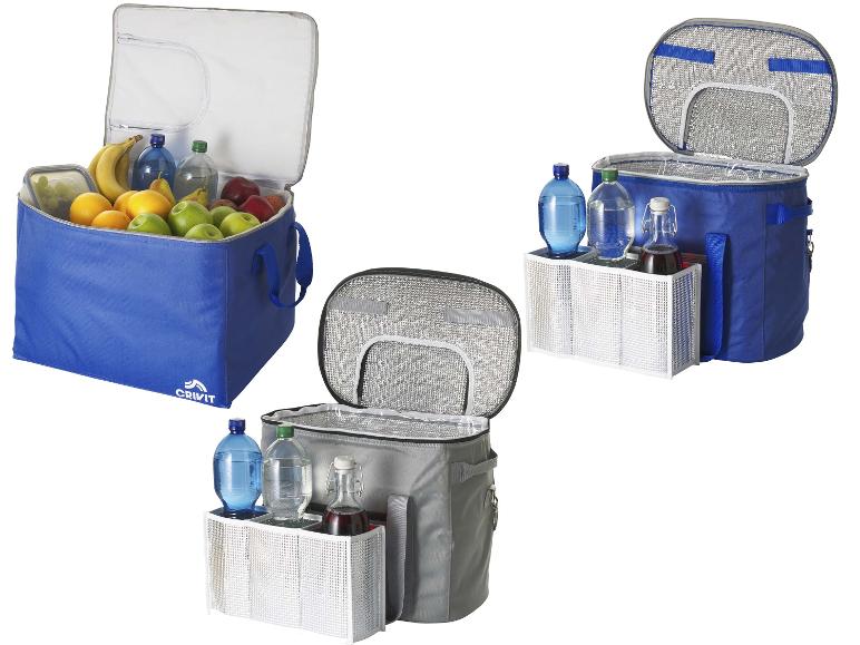 Drie koeltassen, twee blauw en één grijs, gevuld met fruit en drankjes, met externe flessenhouders.