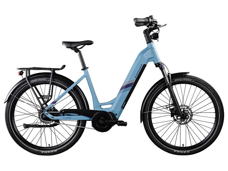 Lichtblauwe elektrische fiets met bagagedrager en spatborden.