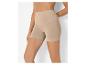 Vrouw in beige, naadloze corrigerende shorts met hoge taille.
