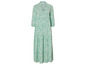 Een groene maxi jurk met een print.