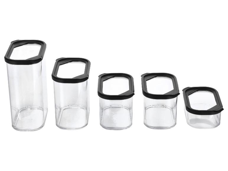 Vijf transparante SilverCrest voedselcontainers met zwarte deksels, in verschillende maten.