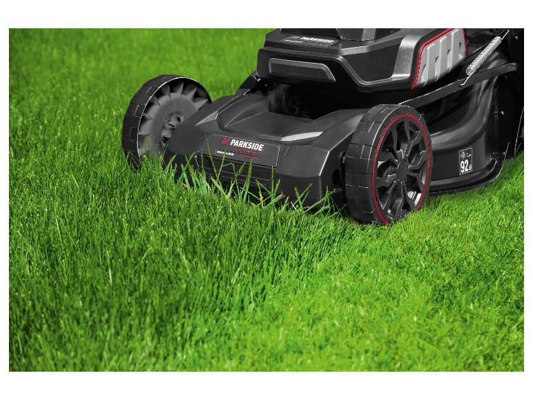 Zwarte Parkside Performance grasmaaier op groen gras.