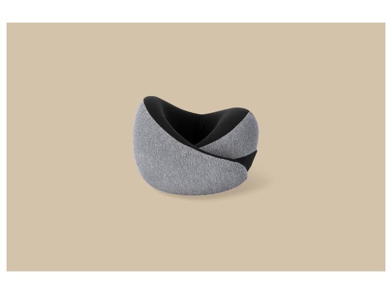 Grijs en zwart ergonomisch reiskussen op een beige achtergrond.