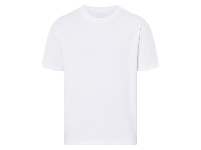 Een wit, basic t-shirt met korte mouwen.