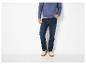Blauwe herentrui en donkerblauwe jeans met witte sneakers