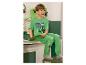 Jongen in groene Minecraft-pyjama met de tekst 'GAME ON' en 'CREEPIN' IT REAL'.