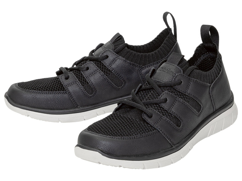 Twee paar zwarte sneakers met witte zolen.
