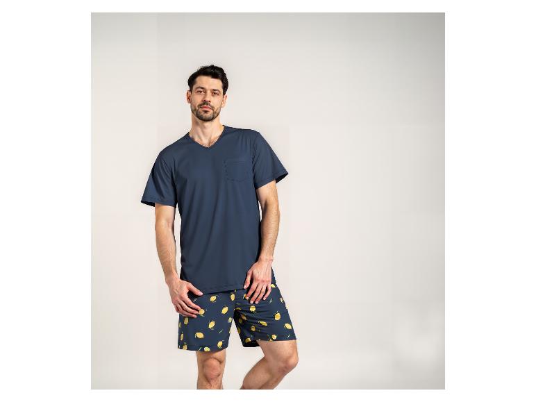 Herenpyjama met een marineblauw T-shirt en shorts met citroenpatroon.