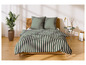 Een bed met een groene gestreepte dekbedovertrek en kussens.